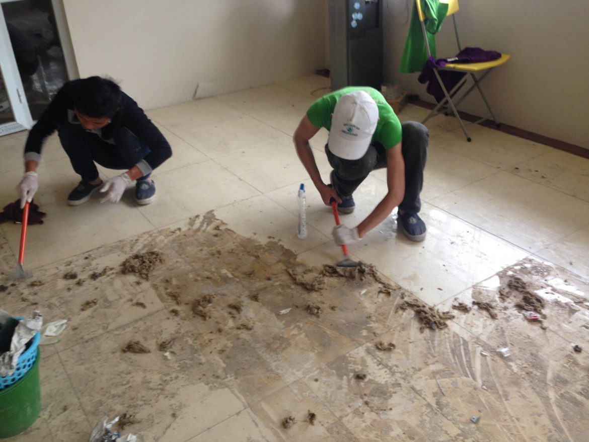 Làm sạch keo dán thảm