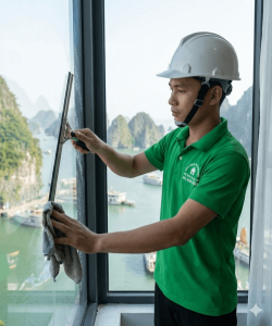Nhân viên dịch vụ nhà sạch Hạ Long 24h đang thi công lau kính tòa nhà cao tầng chuyên nghiệp.