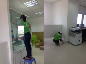 Tạp vụ đang hút bụi thảm văn phòng và lau chùi khu vực bếp (Pantry).