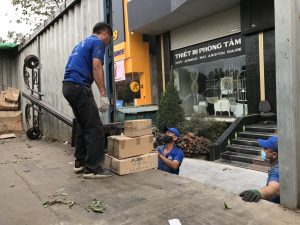 Đội ngũ công nhân Nhà Sạch Hạ Long 24h khỏe mạnh đang thực hiện dịch vụ bốc vác hàng hóa lên xe tải tại Hạ Long.