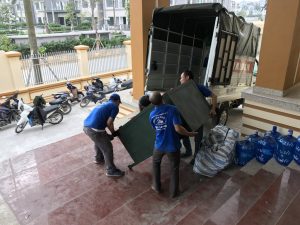 Nhân viên kỹ thuật Nhà Sạch Hạ Long 24h đang vận chuyển két sắt nặng xuống cầu thang bằng dây đai chuyên dụng.