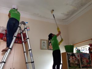 Dịch vụ tẩy mốc trần nhà: So sánh hình ảnh mốc đen kịt và trắng sáng sau khi vệ sinh.