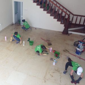 Đội ngũ công nhân Nhà sạch Hạ Long 24h đang vệ sinh sàn nhà sau xây dựng.