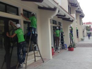 Đội ngũ vệ sinh công nghiệp Nhà Sạch Hạ Long với đầy đủ máy móc đang thi công tại nhà xưởng rộng.