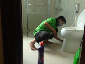 Nhân viên Nhà Sạch Hạ Long mặc đồng phục đang lau dọn phòng khách sạch sẽ.