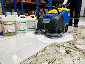 Sử dụng máy chà sàn công nghiệp và hóa chất tẩy điểm để dọn vệ sinh nhà cửa Hạ Long.