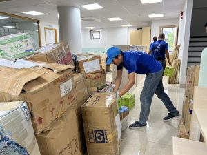 Nhân viên Nhà Sạch Hạ Long 24h đang phân loại và đóng gói hồ sơ vào thùng carton có dán tem niêm phong.