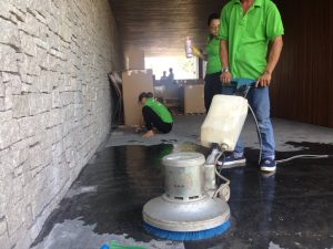 Sử dụng máy chà sàn hiện đại để dọn vệ sinh công nghiệp Hạ Long