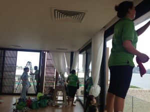 Giám sát viên và khách hàng nghiệm thu công trình vệ sinh công nghiệp tại Hạ Long